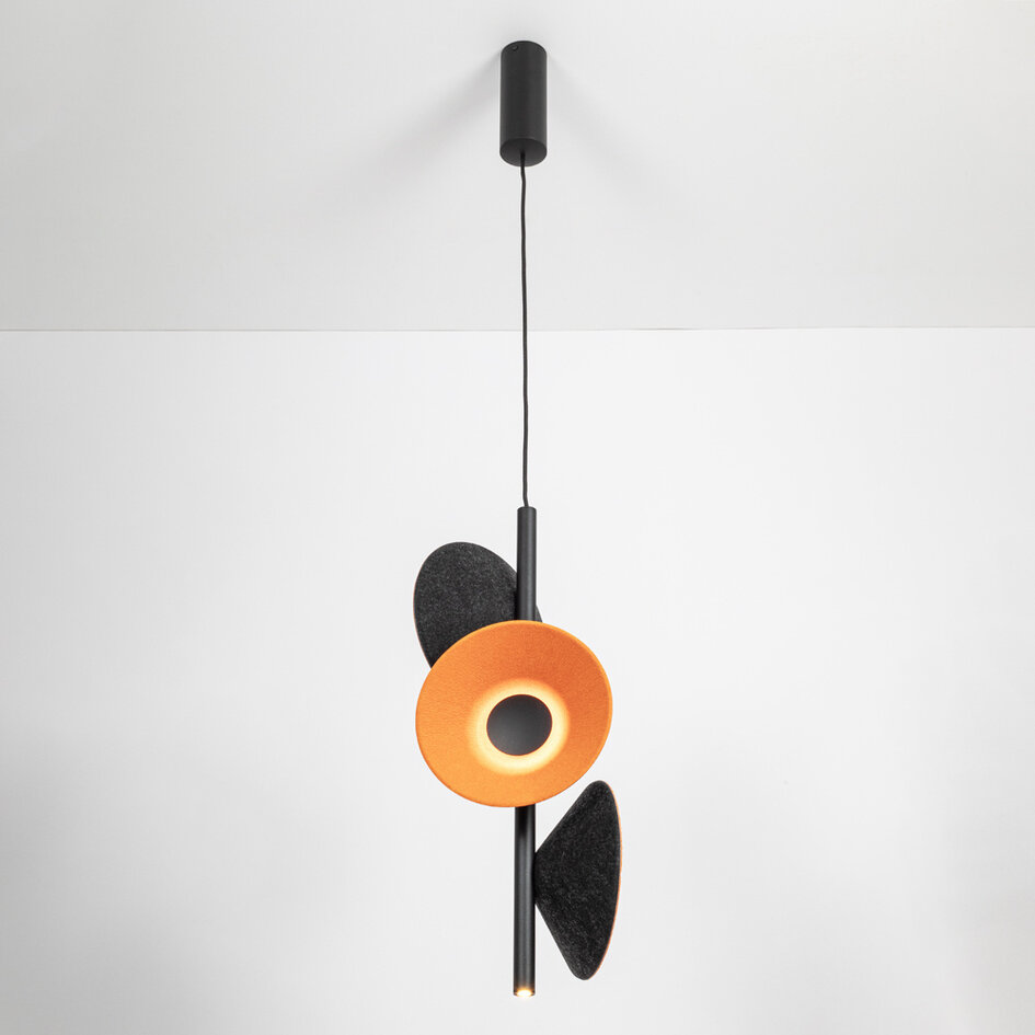 Modern pendellampa Jinte med tre lampor i svart med orange