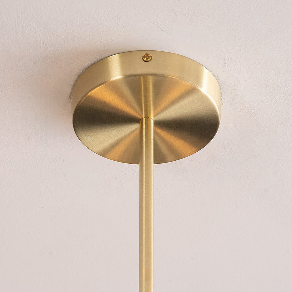 Taklampa Stiri med fyra lampor - guld med mjölkvita glaskulor