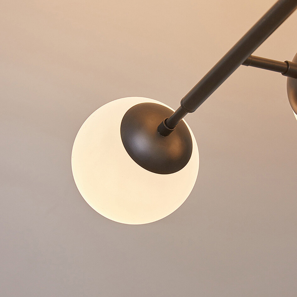 Design taklampa svart med mjölkvita glaskulor - Osem