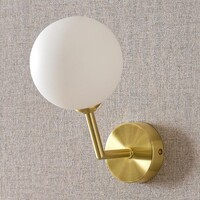 Vägglampa Runda - guld med mjölkvit glaskula