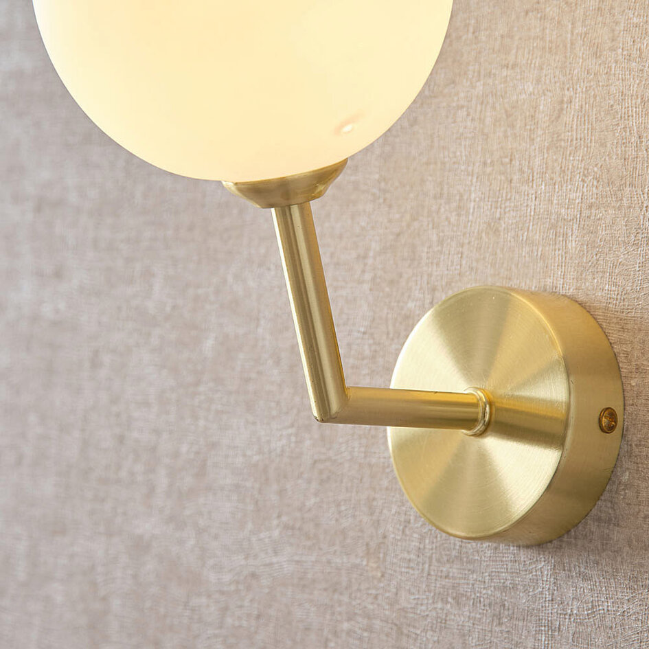 Vägglampa Runda - guld med mjölkvit glaskula