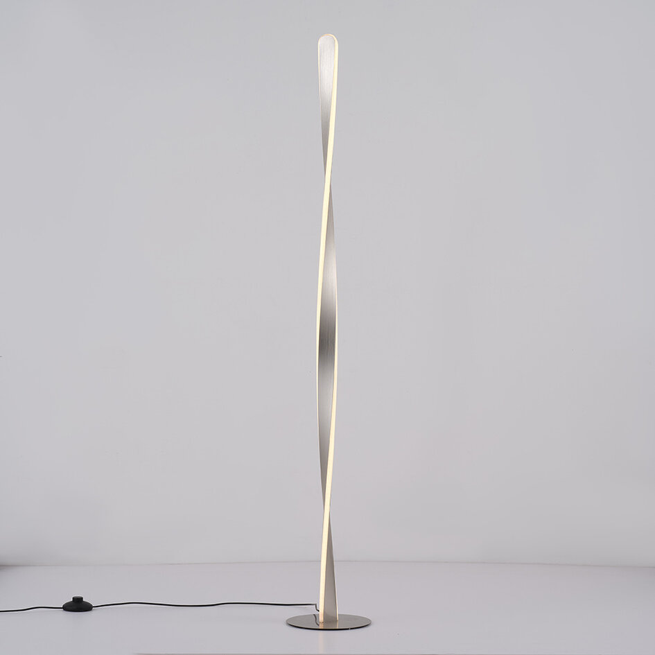 Golvlampa Locke med vriden ram och integrerad LED