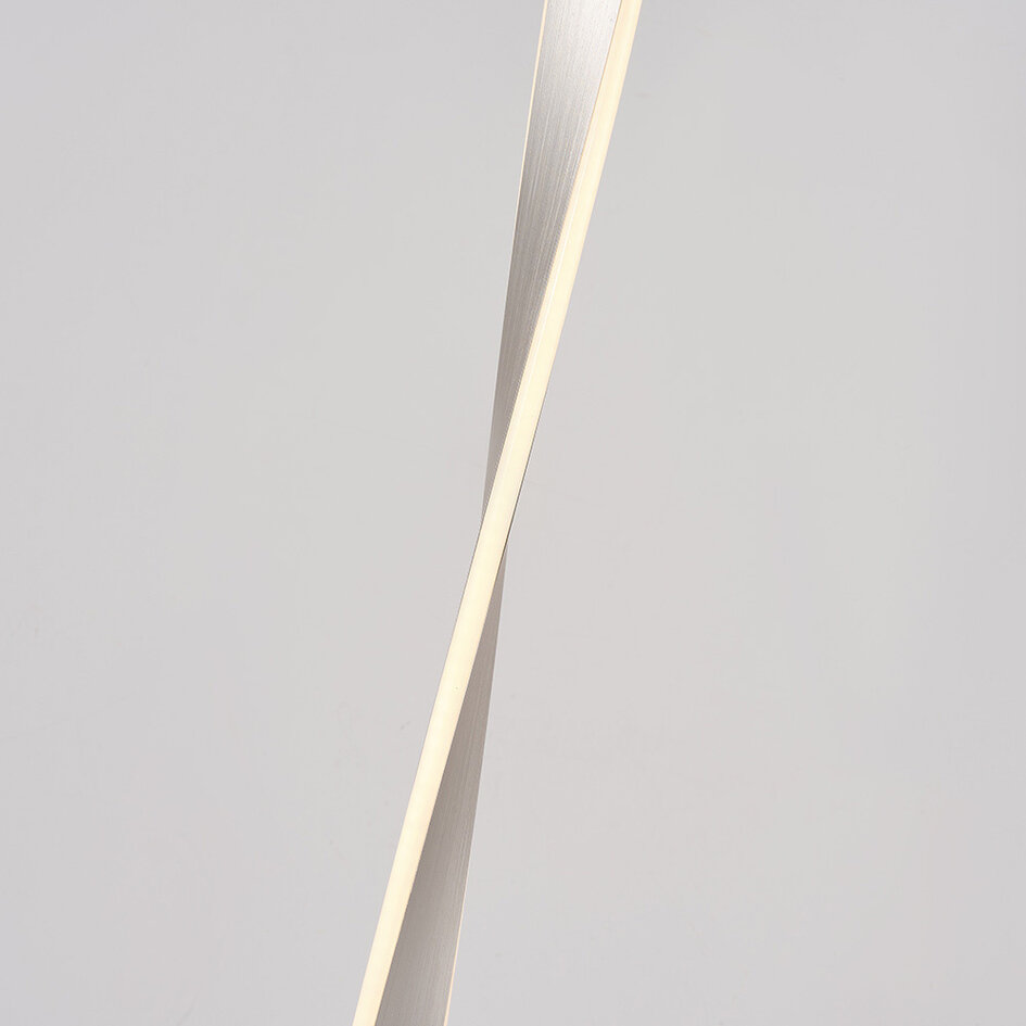 Golvlampa Locke med vriden ram och integrerad LED