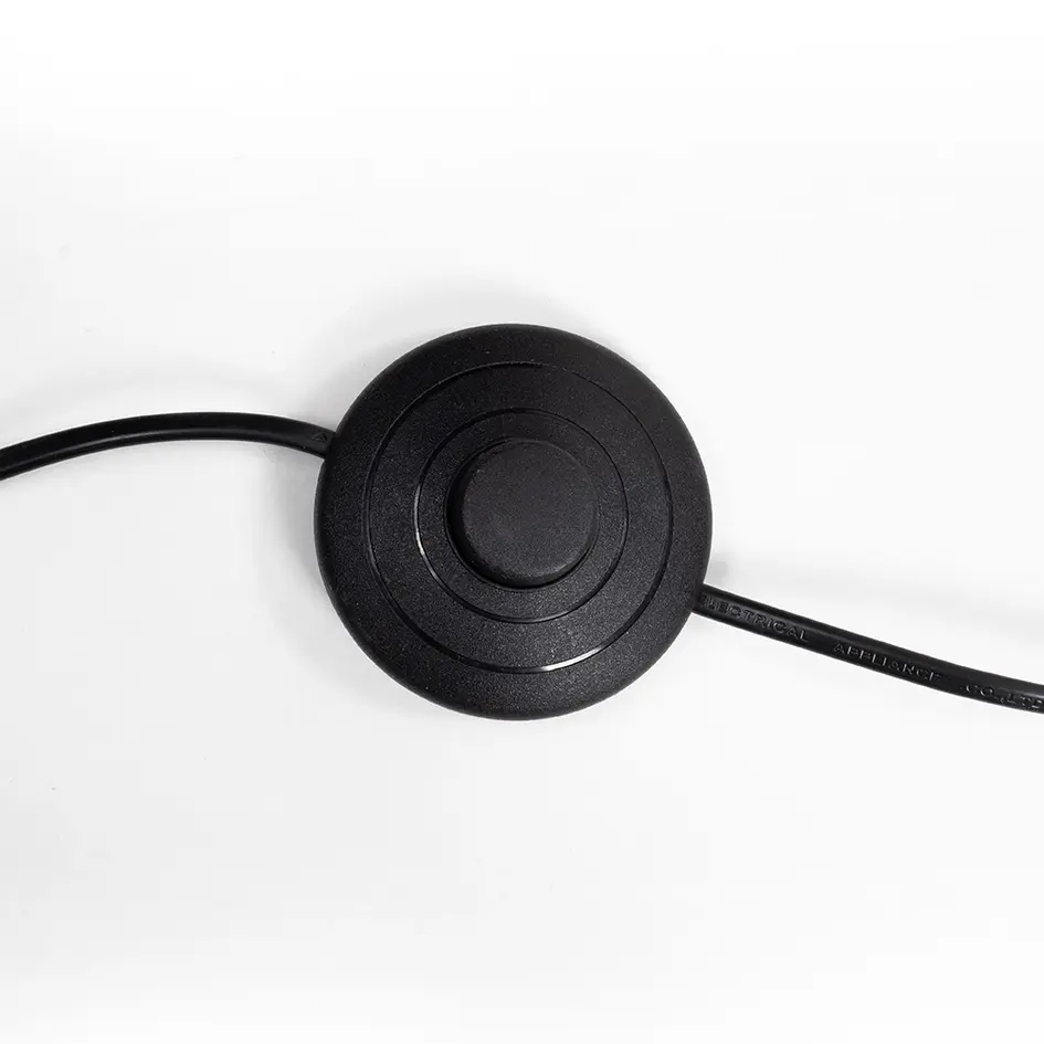 Golvlampa Locke med vriden ram och integrerad LED
