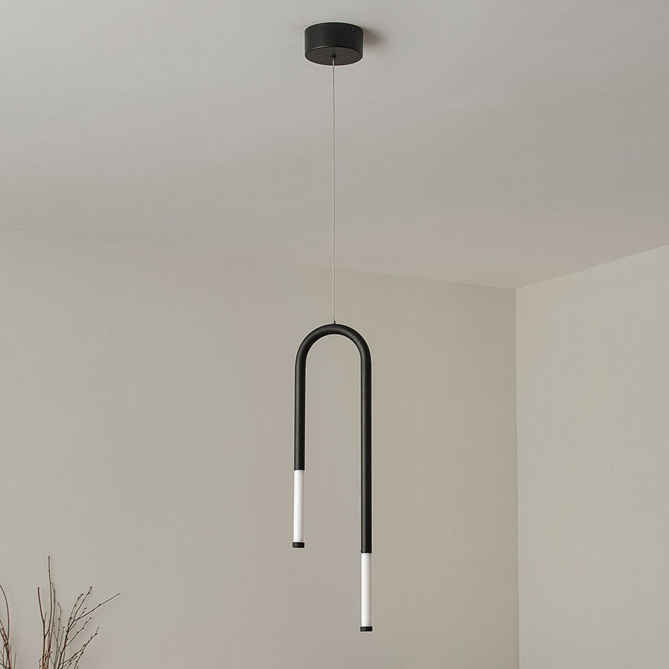 Stavformad pendellampa Rura - svart med integrerad LED