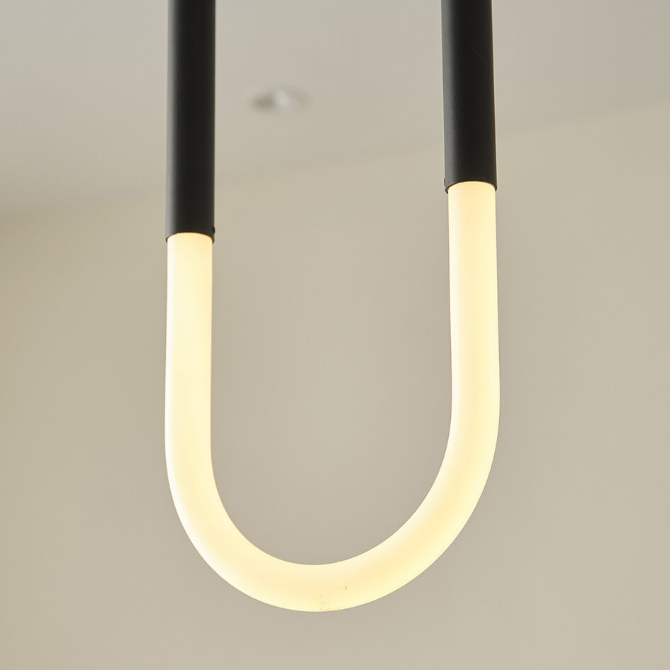 Designad pendellampa Rohr - svart med integrerad LED
