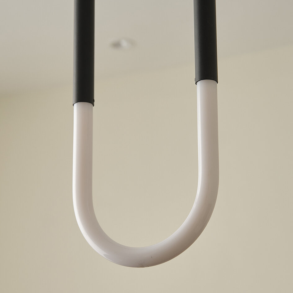 Designad pendellampa Rohr - svart med integrerad LED