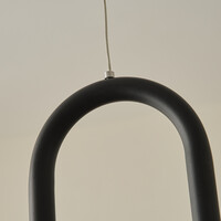 Designad pendellampa Rohr - svart med integrerad LED
