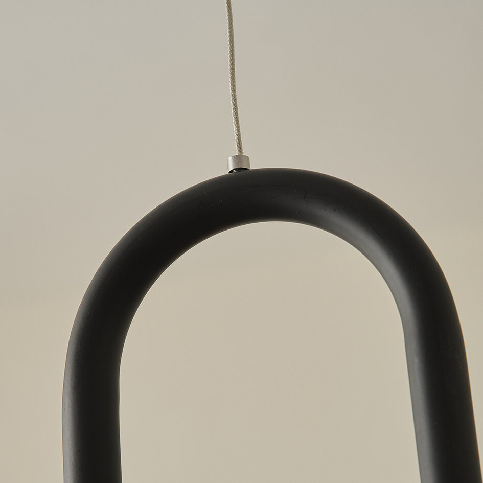 Designad pendellampa Rohr - svart med integrerad LED