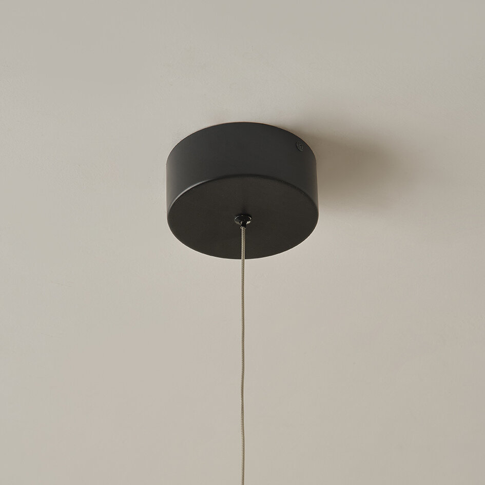 Designad pendellampa Rohr - svart med integrerad LED