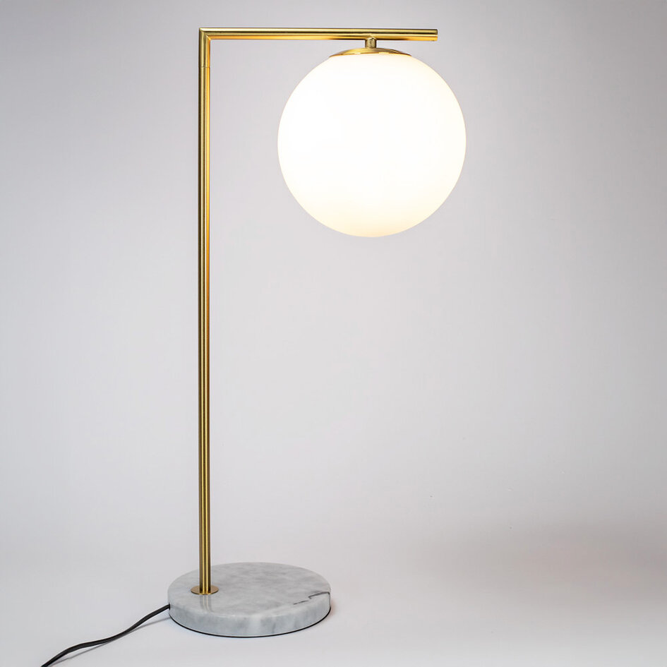 Bordslampa Jeana med mjölkvitt glas - marmorlook