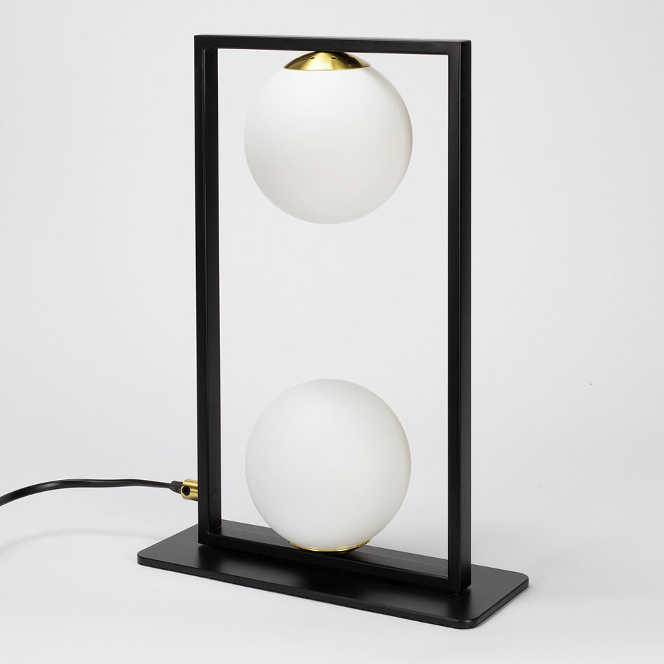Bordslampa Duas med två lampor - svart med mjölkvitt glas