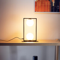 Bordslampa Duas med två lampor - svart med mjölkvitt glas
