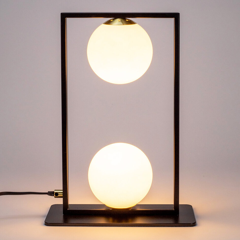 Bordslampa Duas med två lampor - svart med mjölkvitt glas