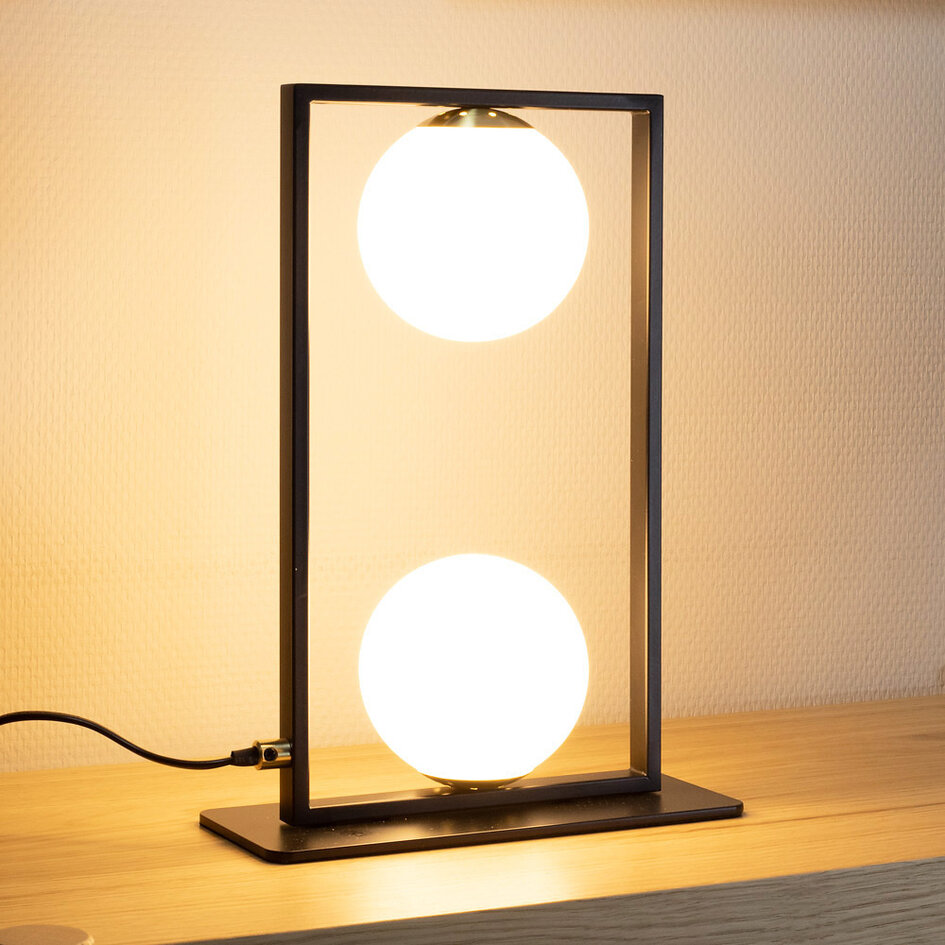 Bordslampa Duas med två lampor - svart med mjölkvitt glas