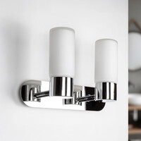 Modern badrumsvägglampa Estera med krom, IP44