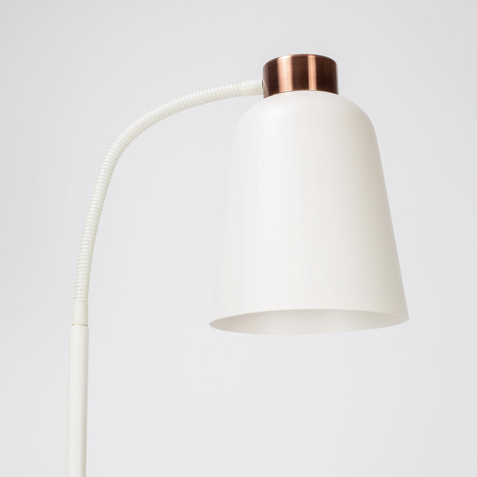 Golvlampa Arch i vitt - vinklingsbar