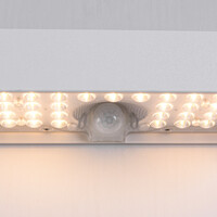 Solcellsdriven utomhusvägglampa Grish med sensor - vit med integrerad LED