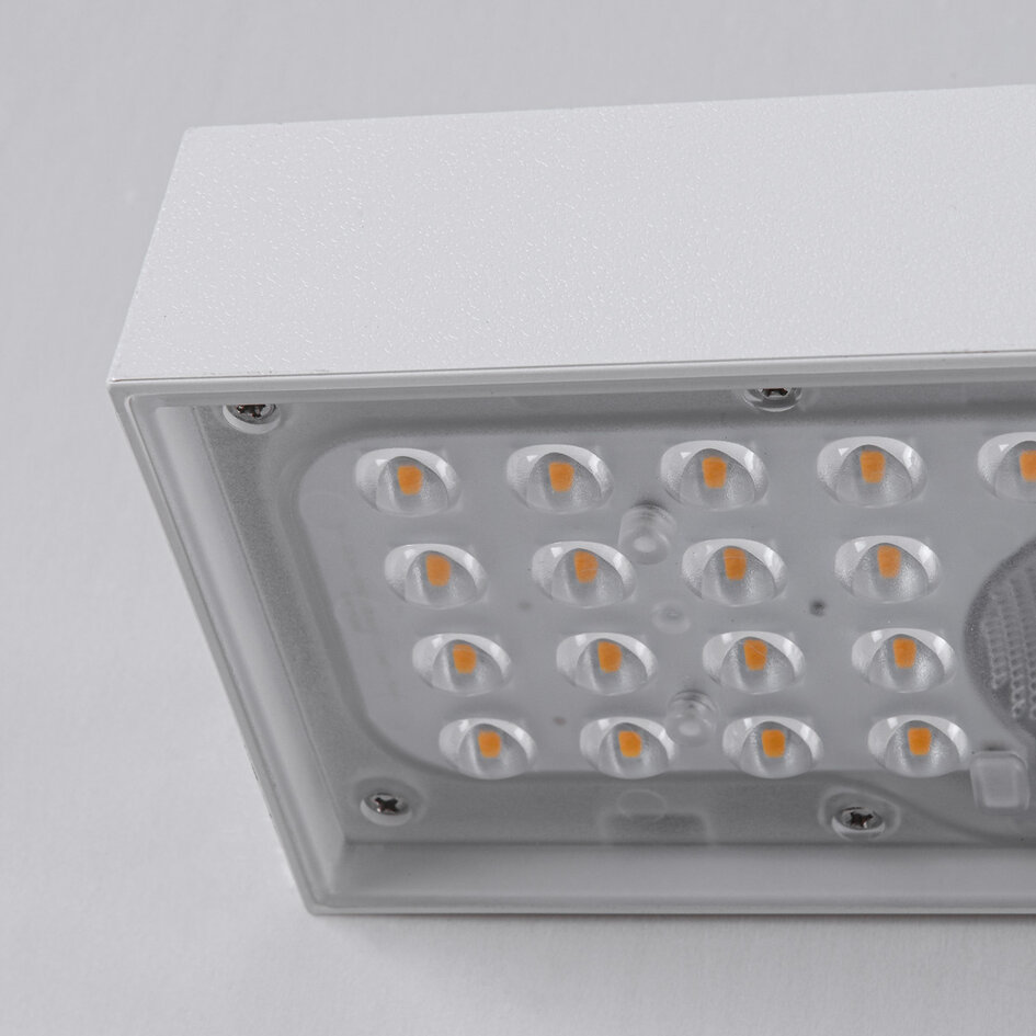 Solcellsdriven utomhusvägglampa Grish med sensor - vit med integrerad LED