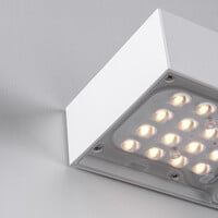 Solcellsdriven utomhusvägglampa Grish med sensor - vit med integrerad LED