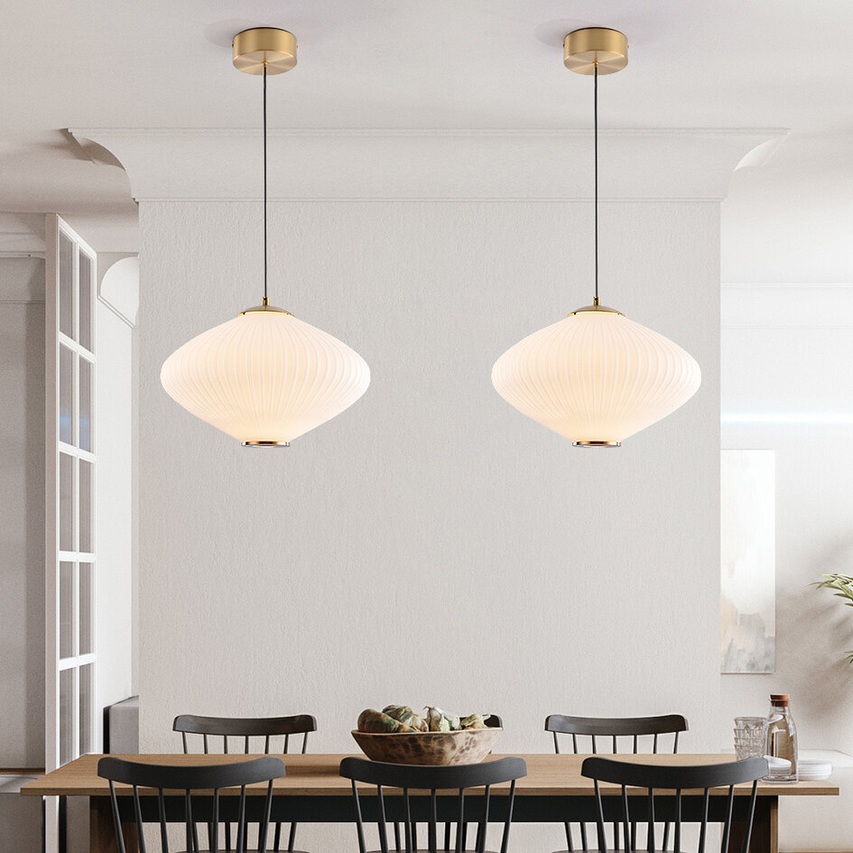 3-stegs dimbar pendellampa Mateja - mjölkvitt glas och brons