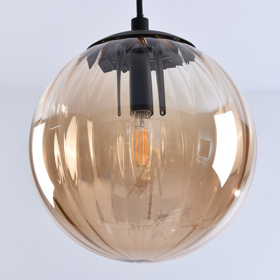 Pendellampa Maja - amberfärgat glas och svart