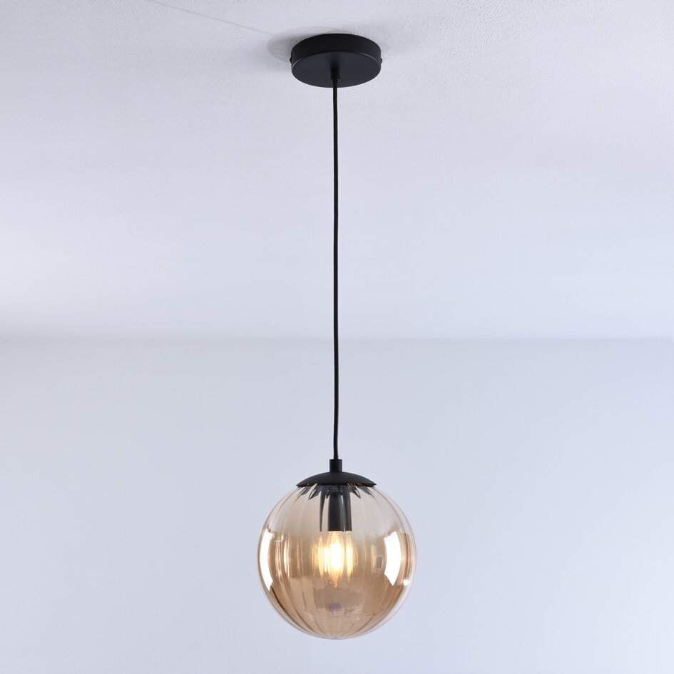 Pendellampa Maja - amberfärgat glas och svart