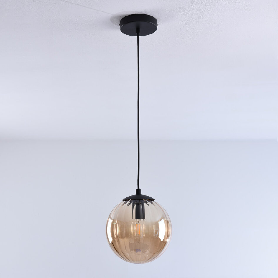 Pendellampa Maja - amberfärgat glas och svart