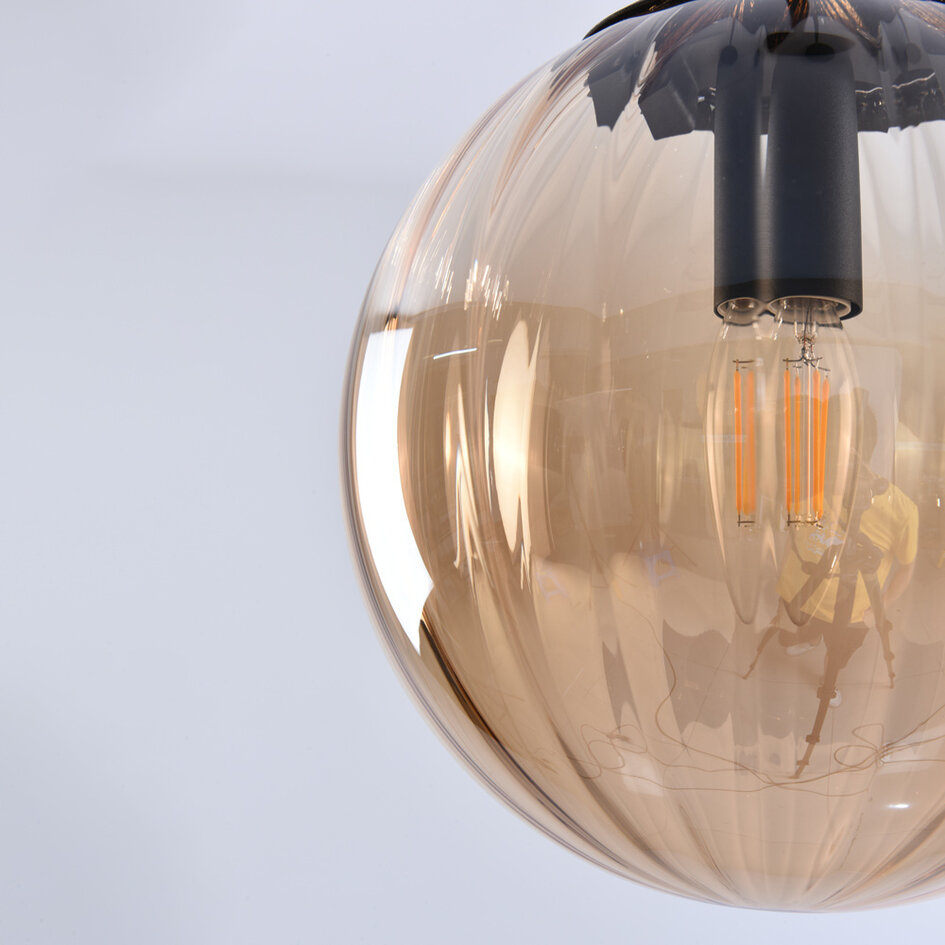 Pendellampa Maja - amberfärgat glas och svart