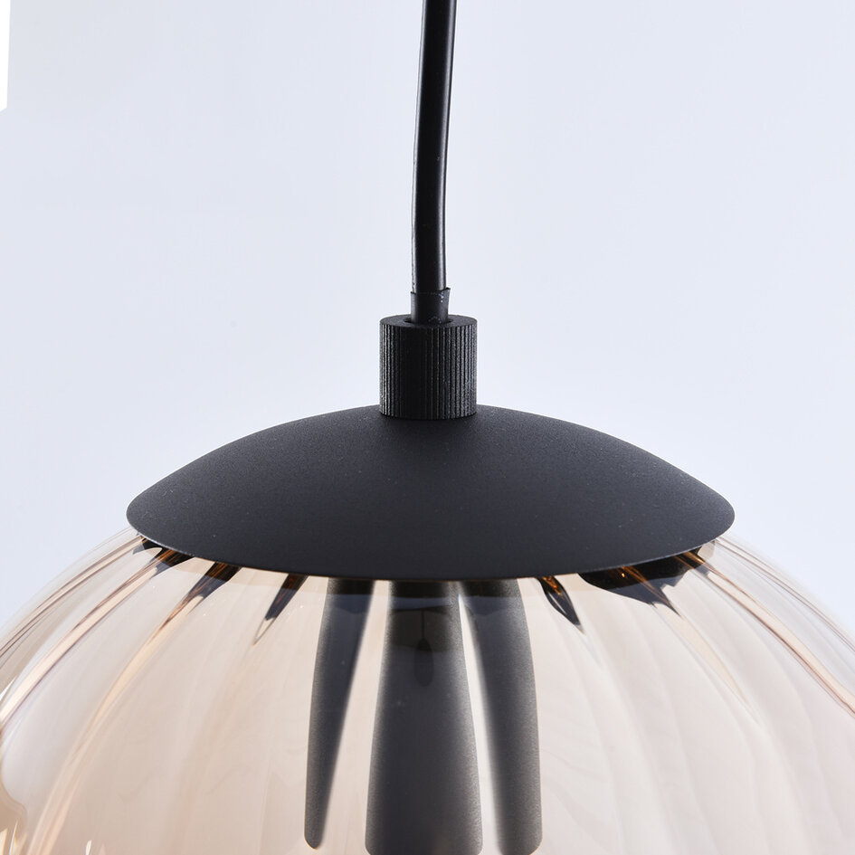 Pendellampa Maja - amberfärgat glas och svart