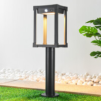 Solcellsdriven stående utomhuslampa Janita med sensor - svart med integrerad LED