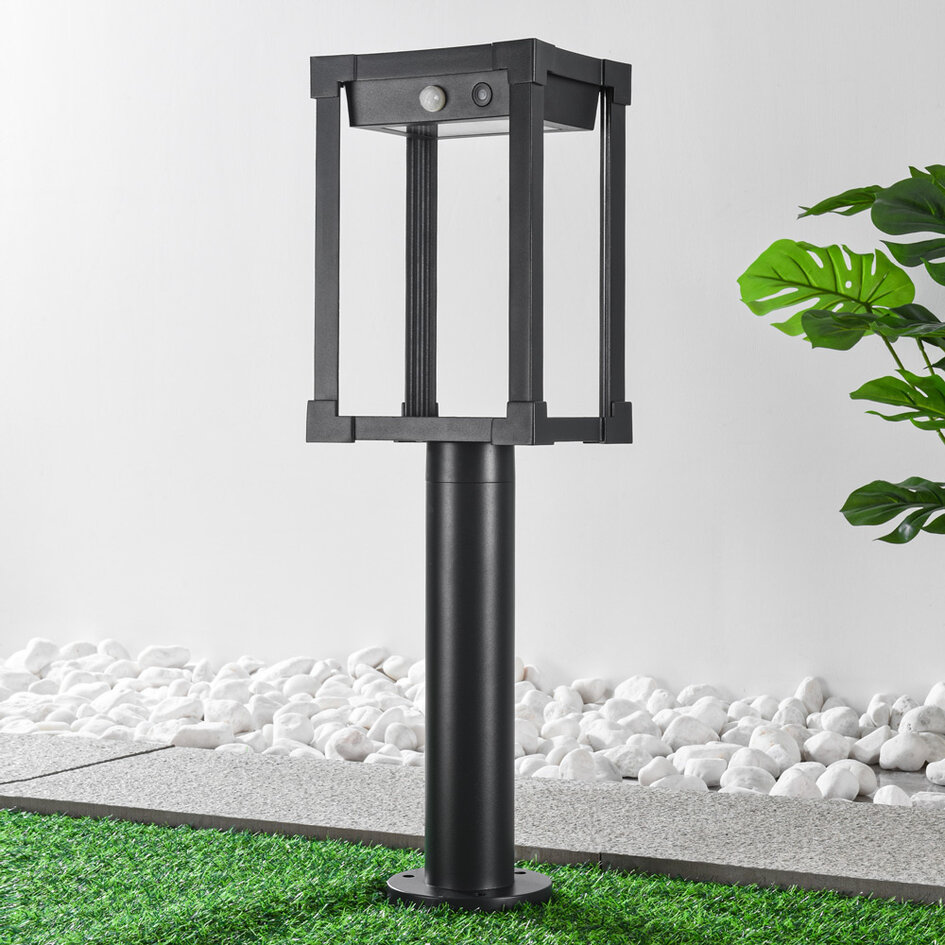 Solcellsdriven stående utomhuslampa Janita med sensor - svart med integrerad LED