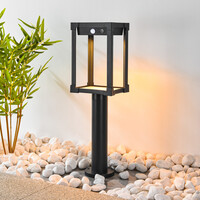 Solcellsdriven stående utomhuslampa Janita med sensor - svart med integrerad LED
