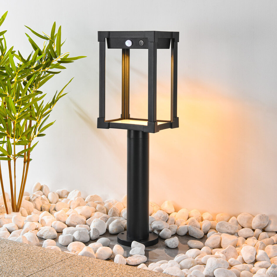 Solcellsdriven stående utomhuslampa Janita med sensor - svart med integrerad LED