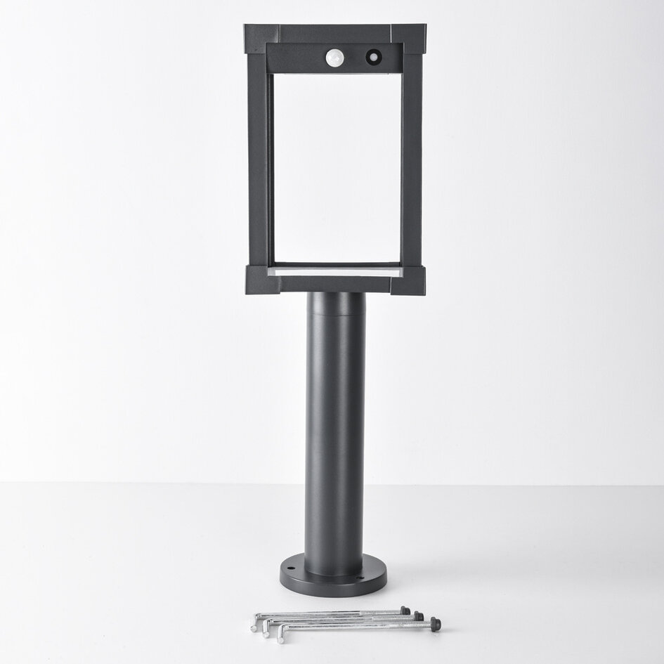 Solcellsdriven stående utomhuslampa Janita med sensor - svart med integrerad LED