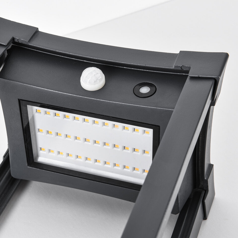 Solcellsdriven stående utomhuslampa Janita med sensor - svart med integrerad LED