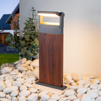Stående utomhuslampa Jidde med vinkelbar spotlight - träutseende med integrerad LED