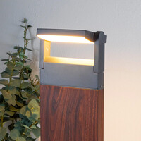 Stående utomhuslampa Jidde med vinkelbar spotlight - träutseende med integrerad LED