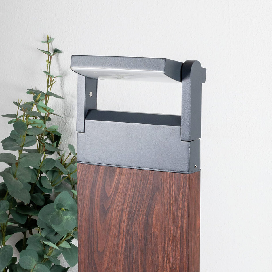 Stående utomhuslampa Jidde med vinkelbar spotlight - träutseende med integrerad LED