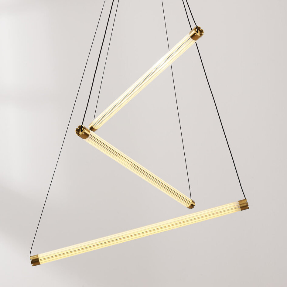 Designad pendellampa Noqta med 3 ljusstavar i gyllene mässing - triac-dimbar