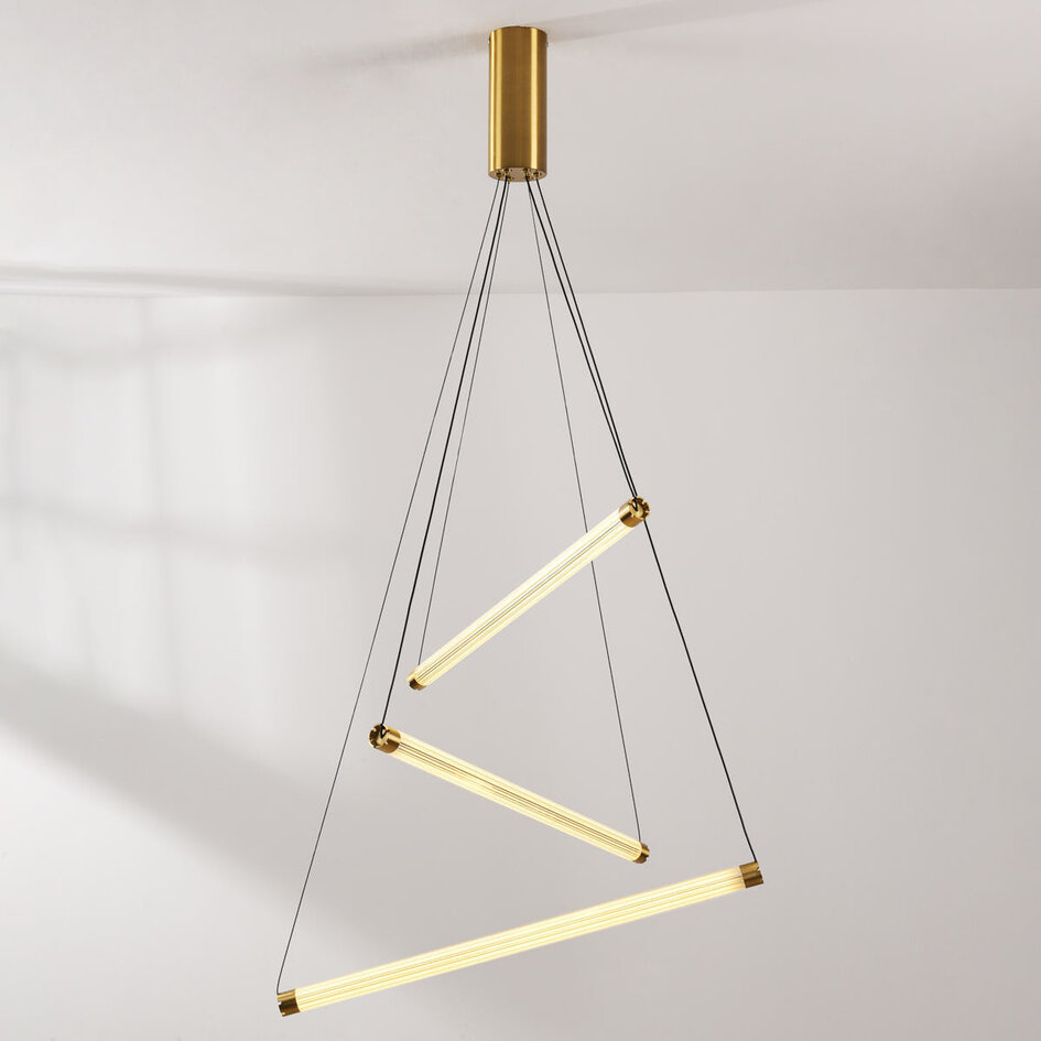 Designad pendellampa Noqta med 3 ljusstavar i gyllene mässing - triac-dimbar