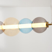 Designad pendellampa Movar med LED och färgade glaskulor - triac-dimbar