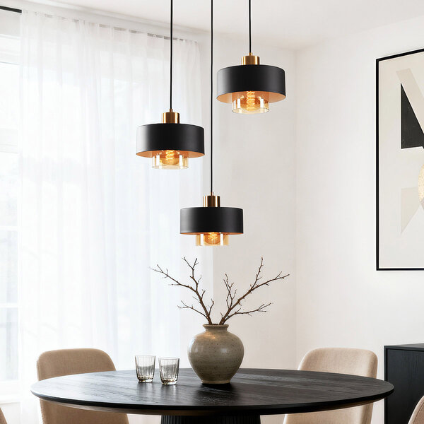 Pendellampa Ferra i svart med amberfärgat glas och mässingsdetaljer, tre lampor