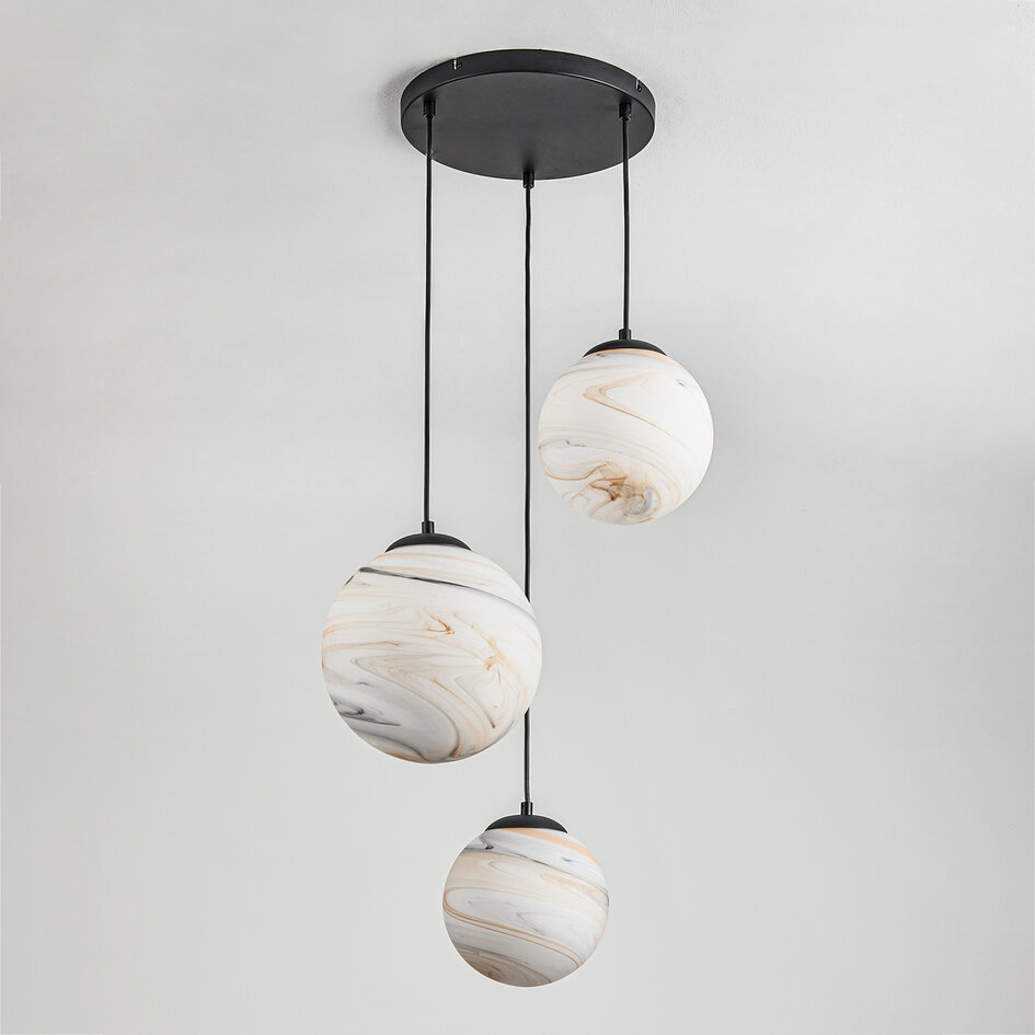 Designad pendellampa Marbelle med tre lampor i svart med marmorerat glas