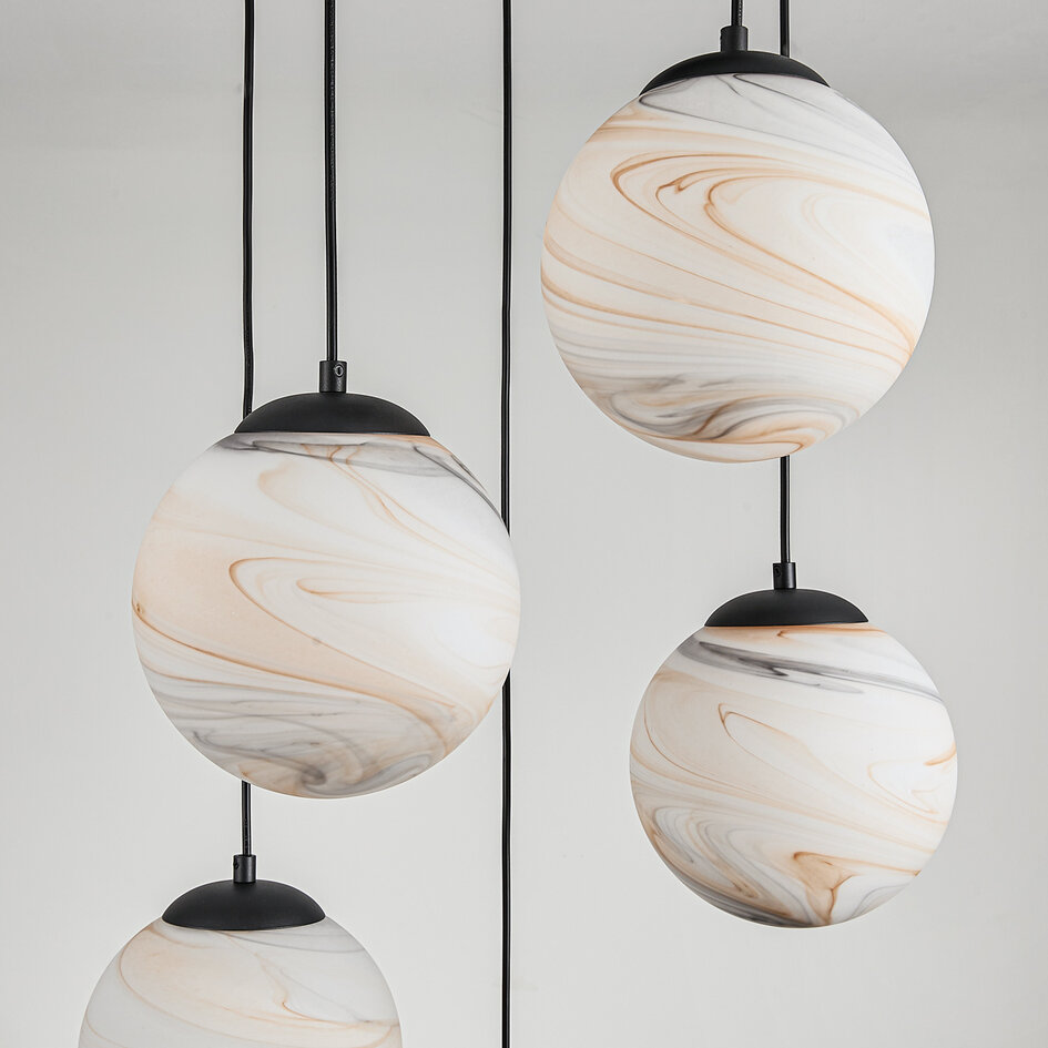 Modern pendellampa Marbelle med fem lampor i svart med glas i marmorutseende
