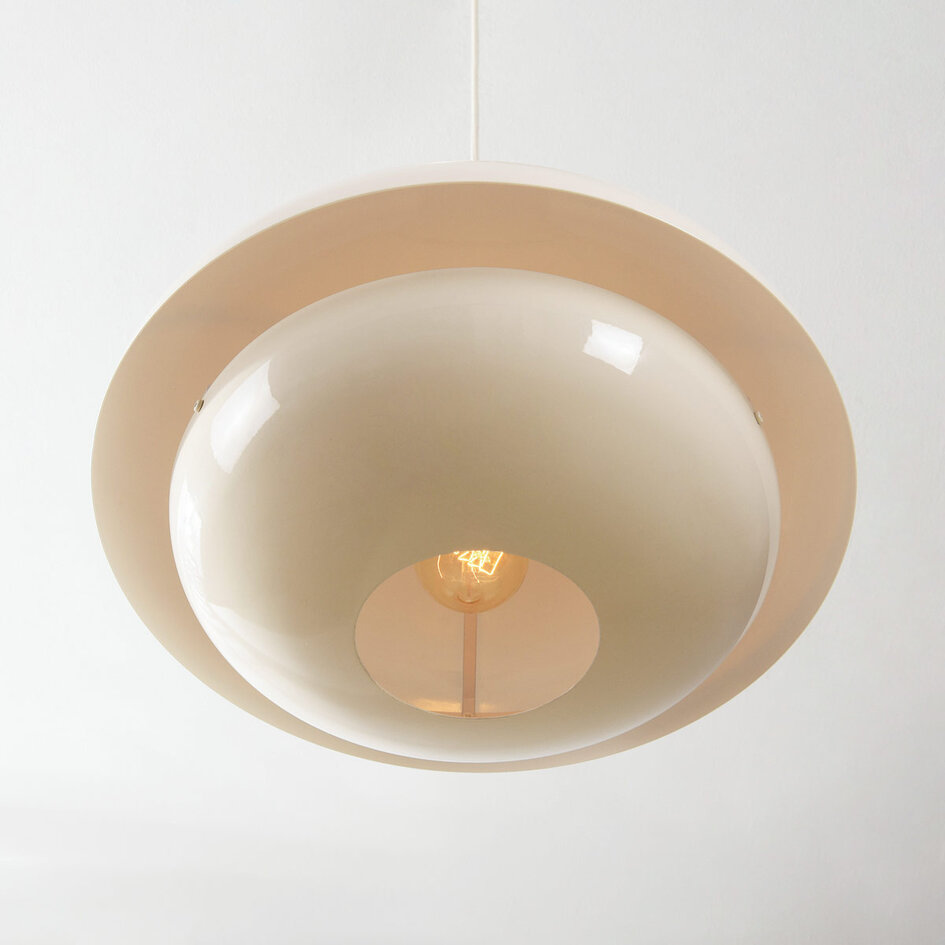 Modern retro-pendellampa Orbia i blank ljusbeige