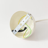 Modern retro-pendellampa Orbia i blank ljusbeige