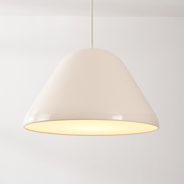 Pendellampa Calyx i blank ljusbeige med vit insida