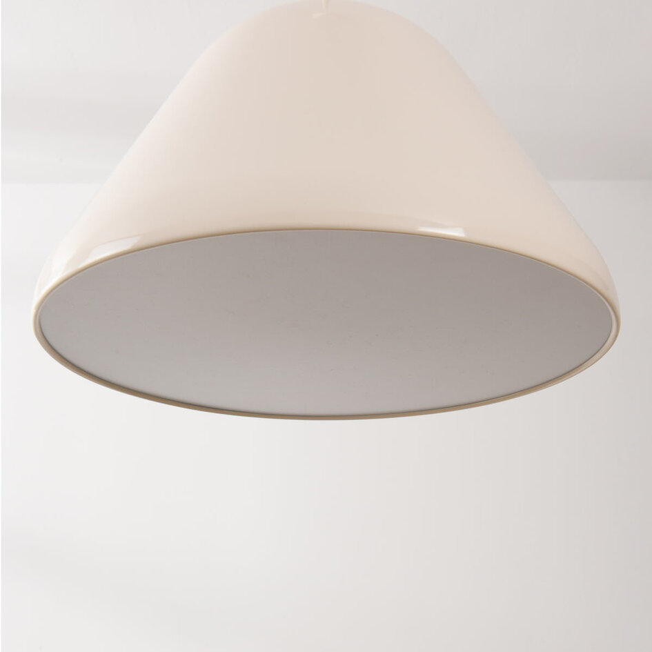 Pendellampa Calyx i blank ljusbeige med vit insida