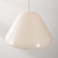Pendellampa Calyx i blank ljusbeige med vit insida